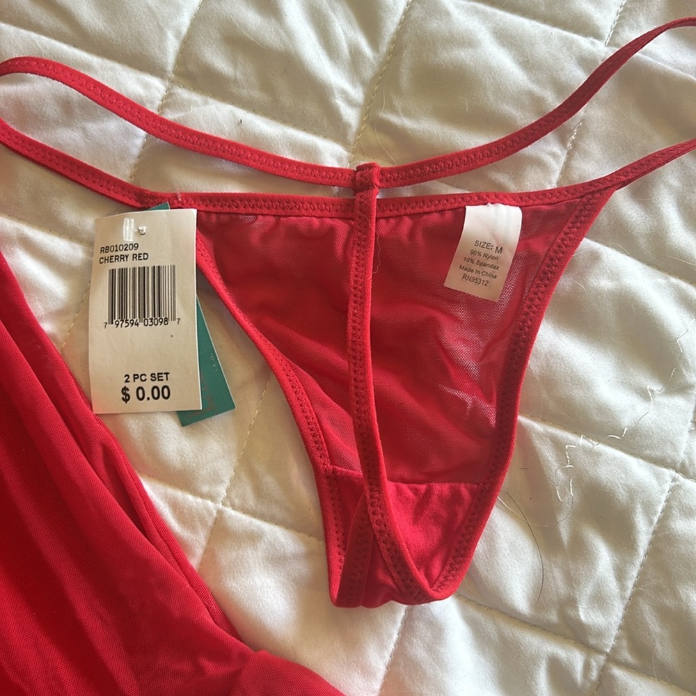 Sexy cherry red lingerie - Picture 3 of 6